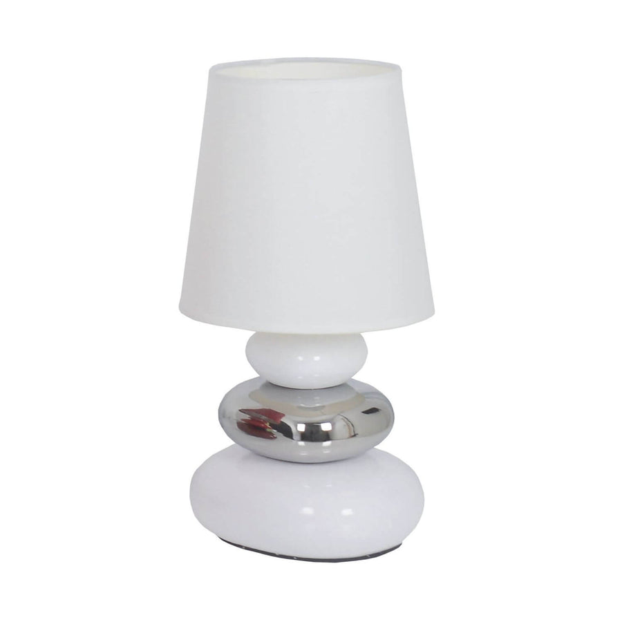 Luminaire de face sur fond blanc, abat-jour en tissu et socle sphérique chromé