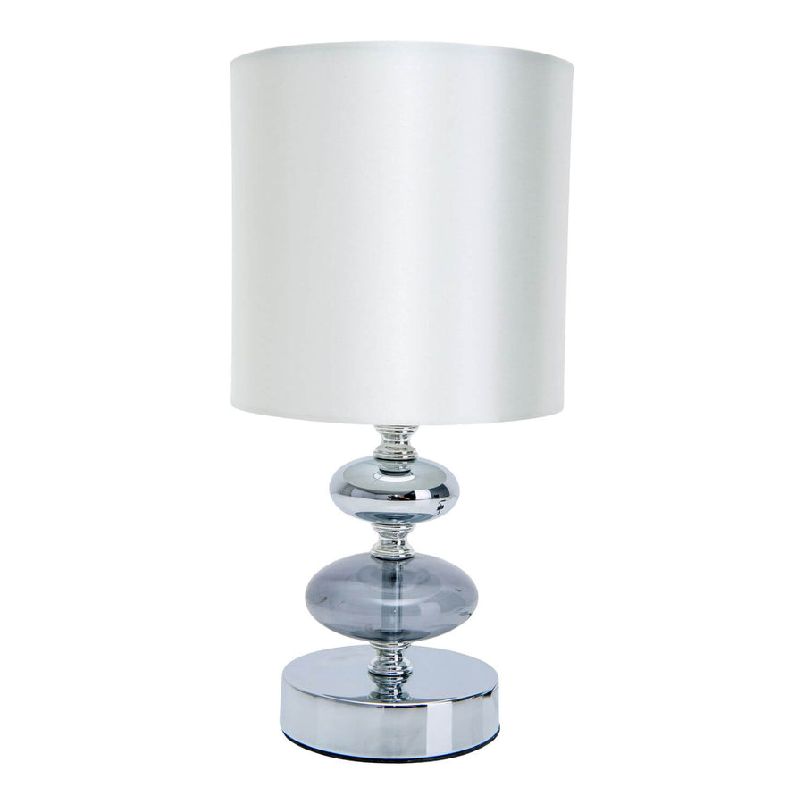 Lampe à poser blanche de face, abat-jour cylindrique en tissu, base chromée