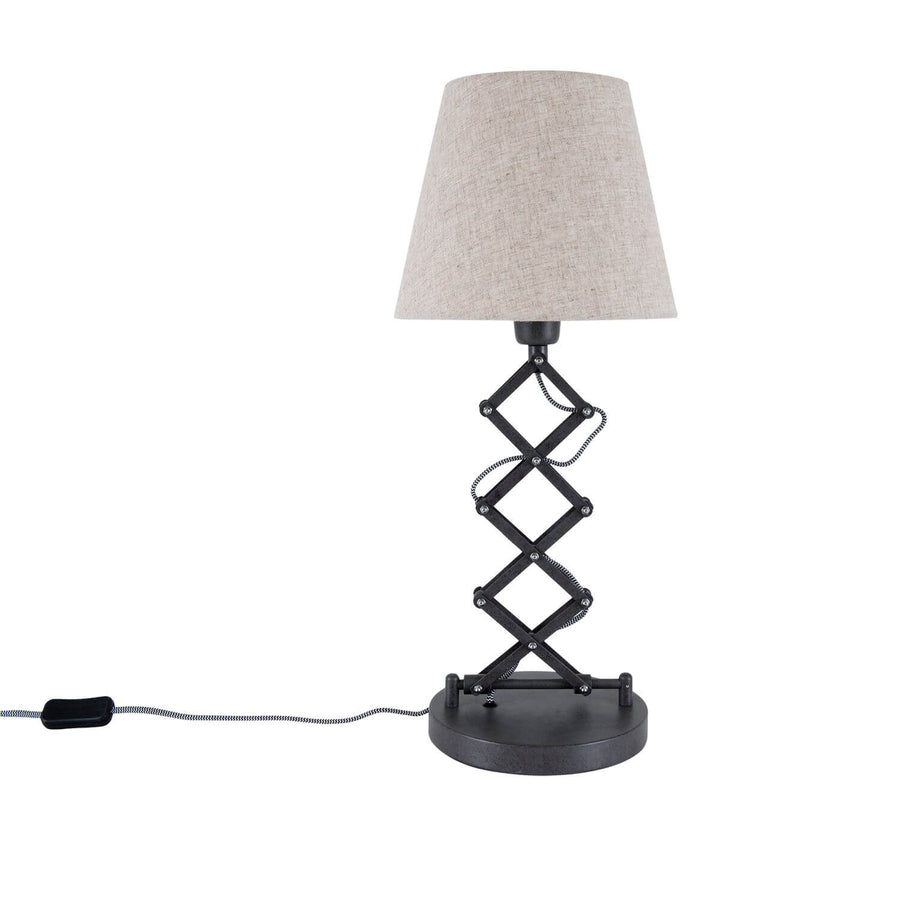 Lampe de table sur fond blanc, abat-jour en tissu beige et structure métallique noire