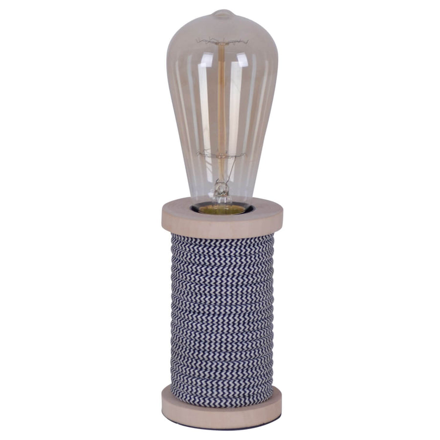 Lampe à poser de face sur fond blanc, bobine de fil tissée surmontée d'une ampoule Edison