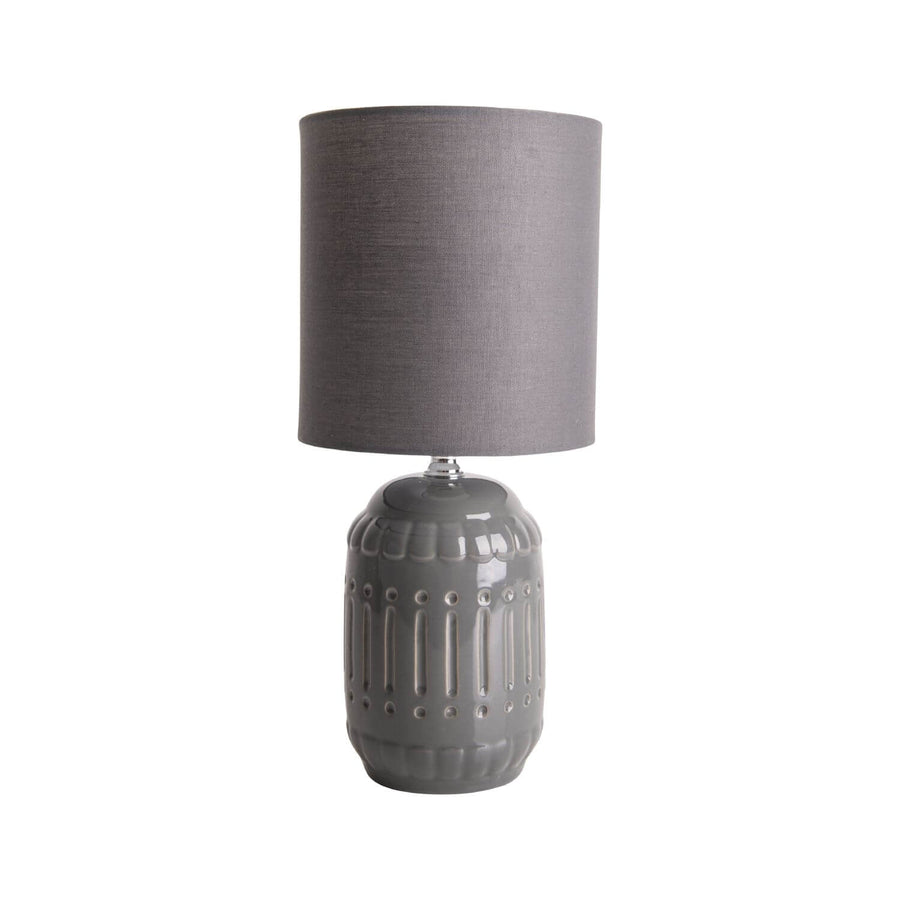 Lampe à poser grise avec abat-jour cylindrique en tissu, vue de face sur fond blanc