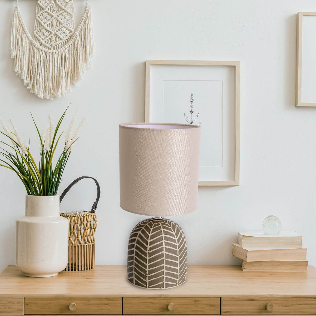Mise en ambiance de la lampe sur une commode en bois, déco bohème et macramé