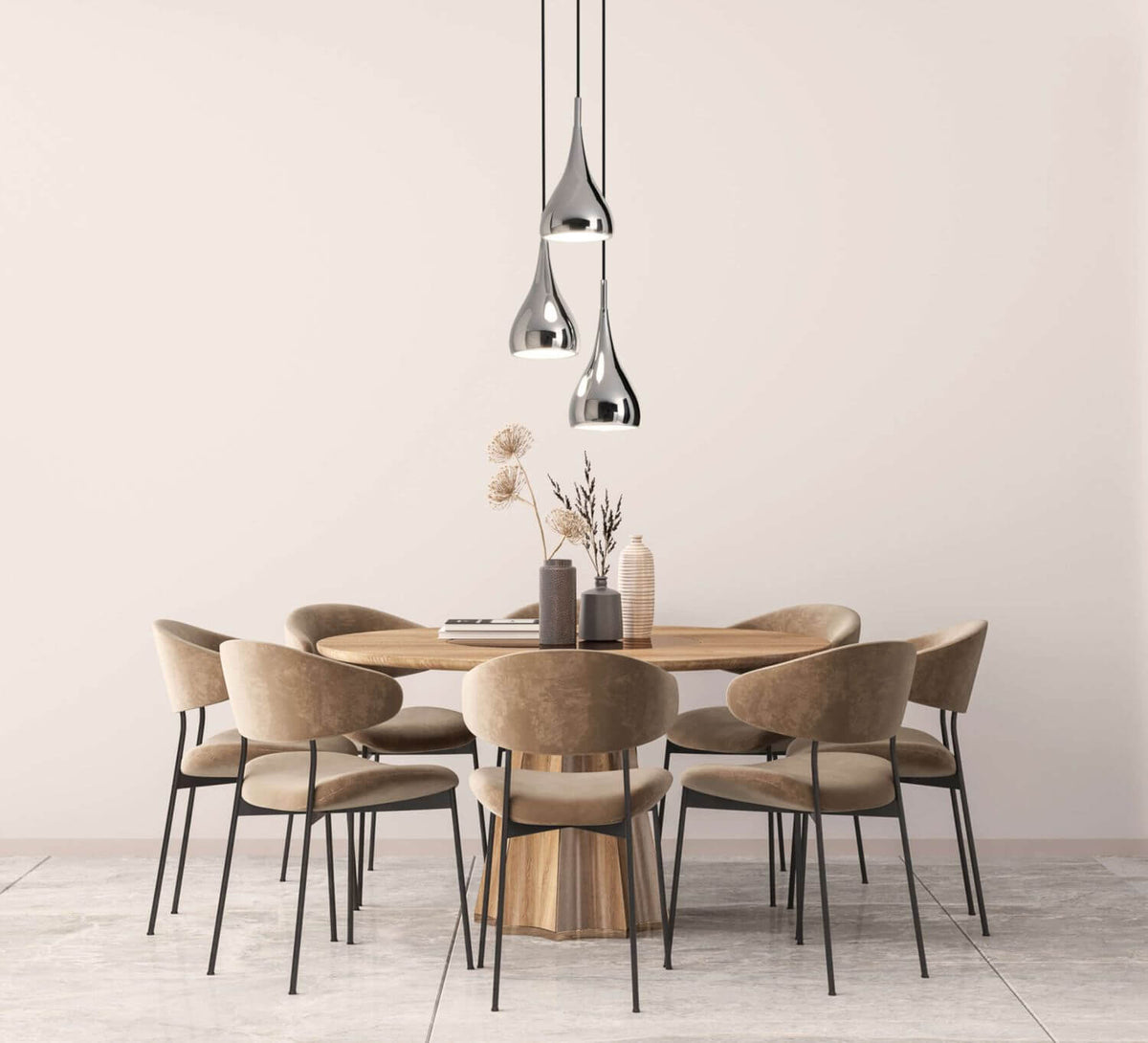 Suspension chromée installée au-dessus d'une table de salle à manger avec chaises beiges.