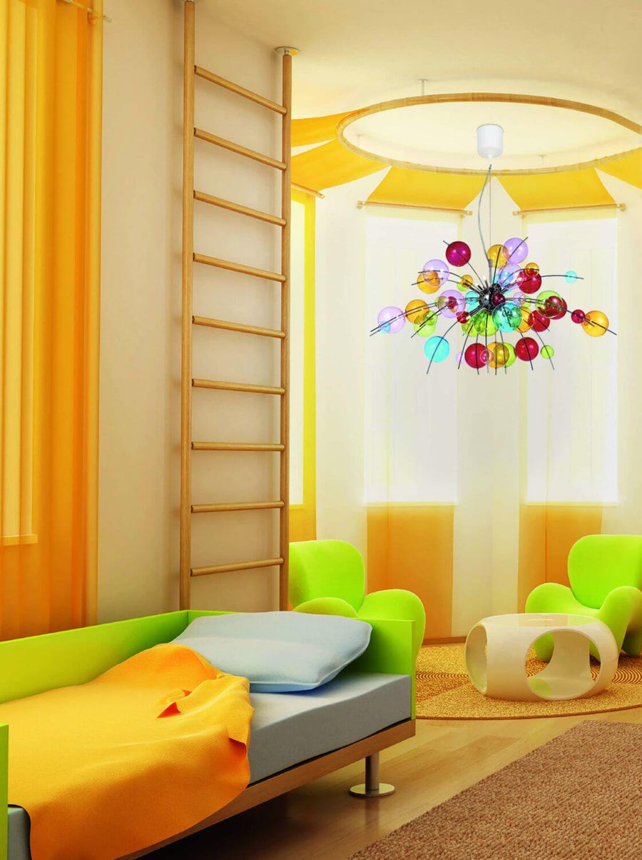Suspension colorée installée dans une chambre d'enfant jaune avec échelle en bois