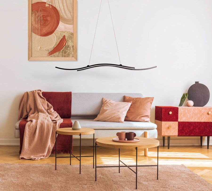 Suspension noire en situation dans un salon, canapé et table basse en bois