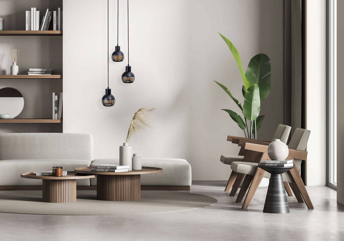 Mise en ambiance du luminaire suspendu dans un salon contemporain avec canapé beige et plante