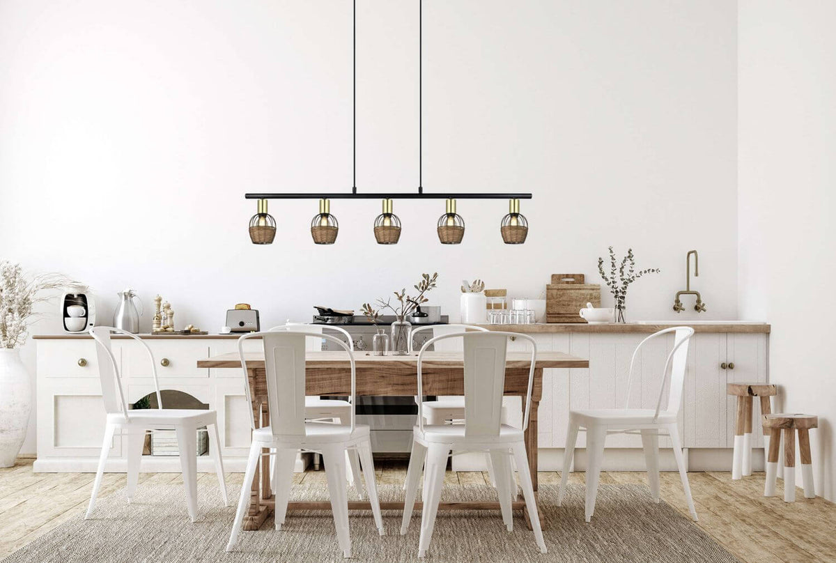 Suspension installée au-dessus d'une table dans une salle à manger claire