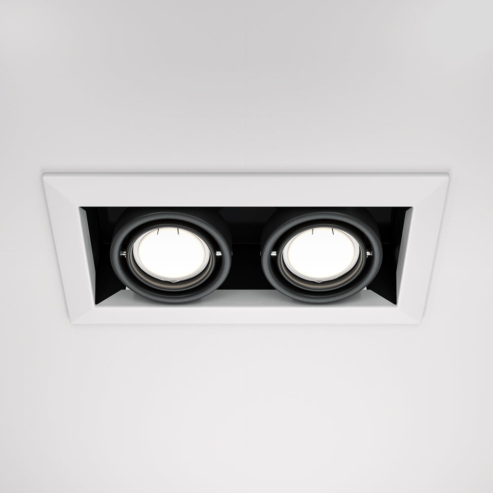 Vue de face du spot rectangulaire équipé de deux projecteurs noirs réglables.