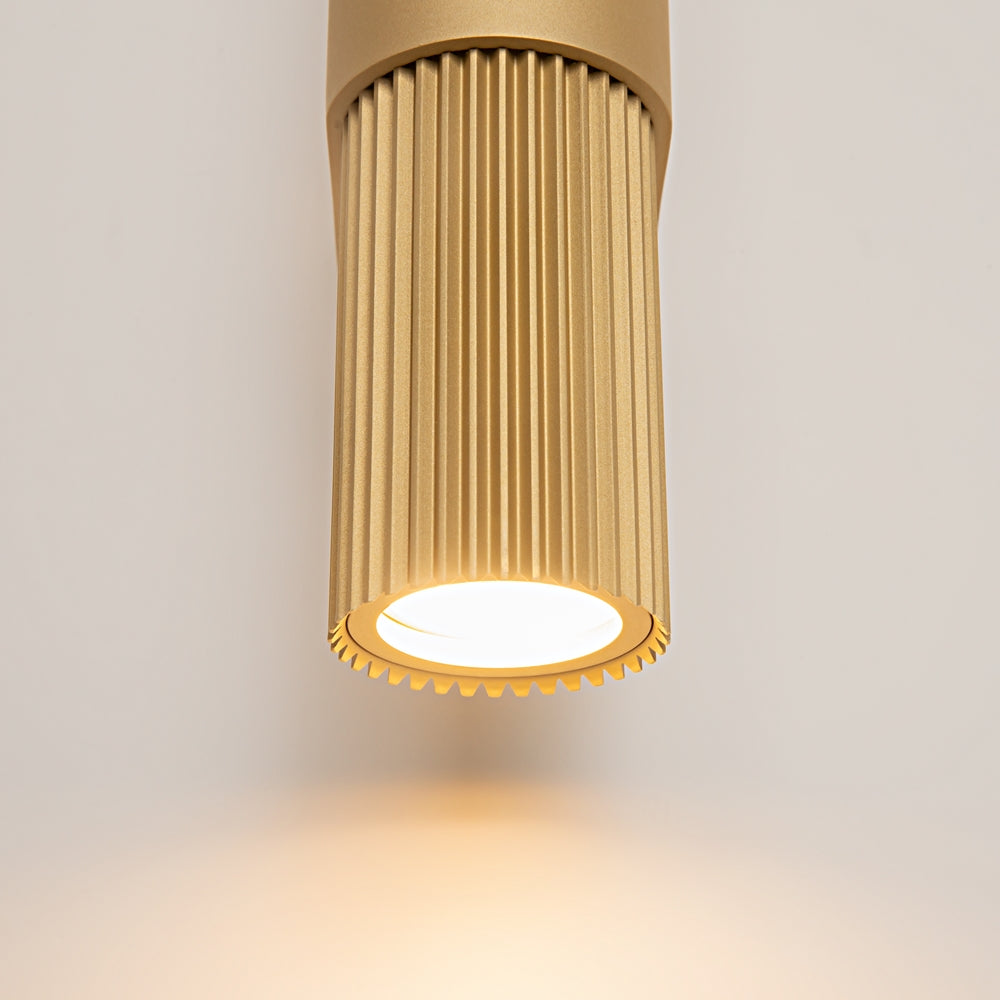 Détail rapproché de la sortie de lumière et du bord dentelé du cylindre strié.