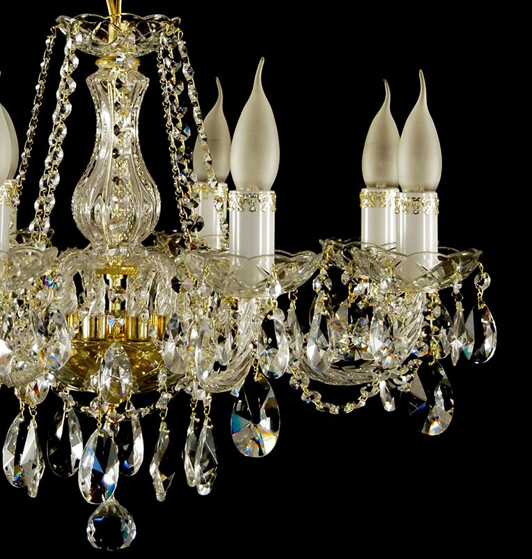 Détail des bras ciselés et pendeloques de cristal taillé