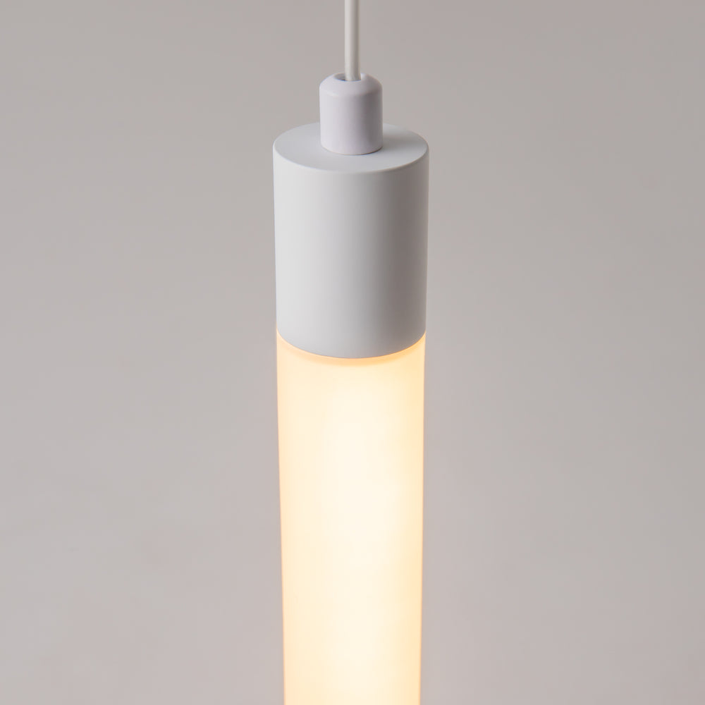Détail du raccord cylindrique blanc mat entre le câble et la partie lumineuse