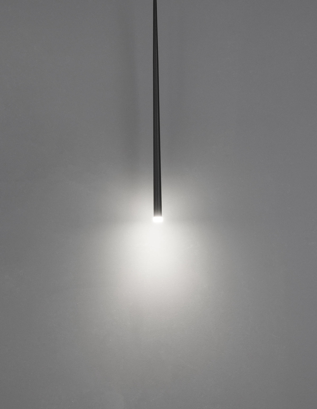 Détail de la lumière allumée diffusant un halo au bas du tube