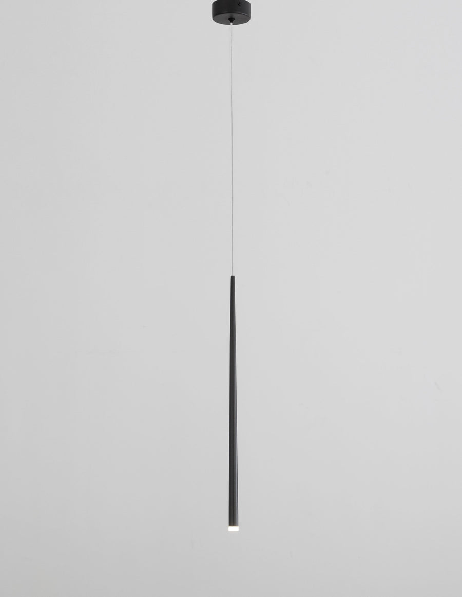 Vue d'ensemble du luminaire suspendu devant un mur gris clair
