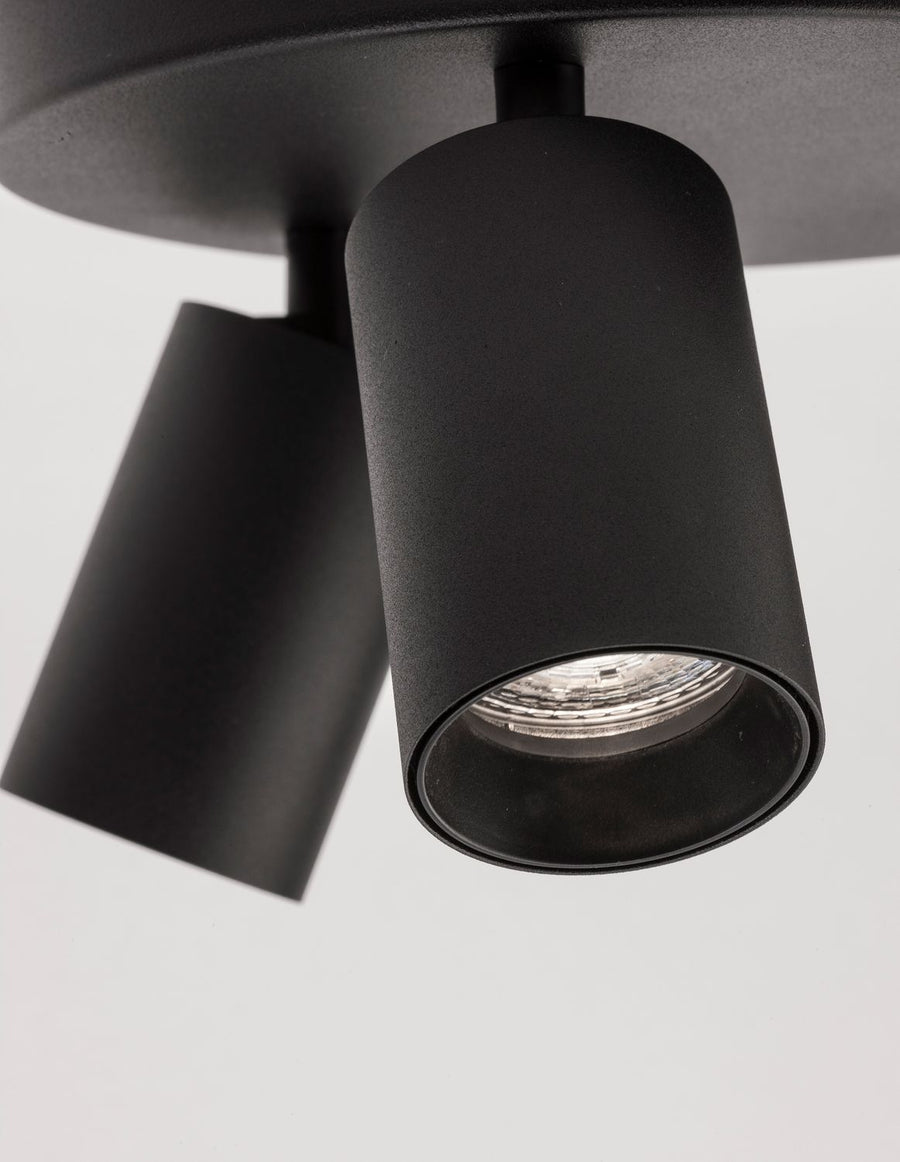Gros plan sur la lentille striée transparente d'une tête cylindrique noire mate