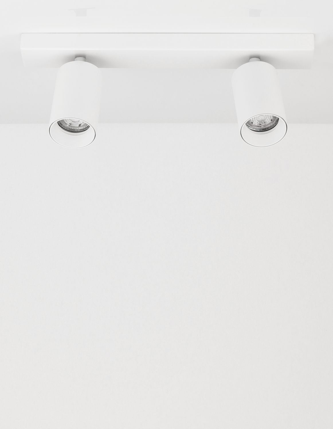 Troisième vue du plafonnier deux lumières blanc, barre rectangulaire et deux cylindres