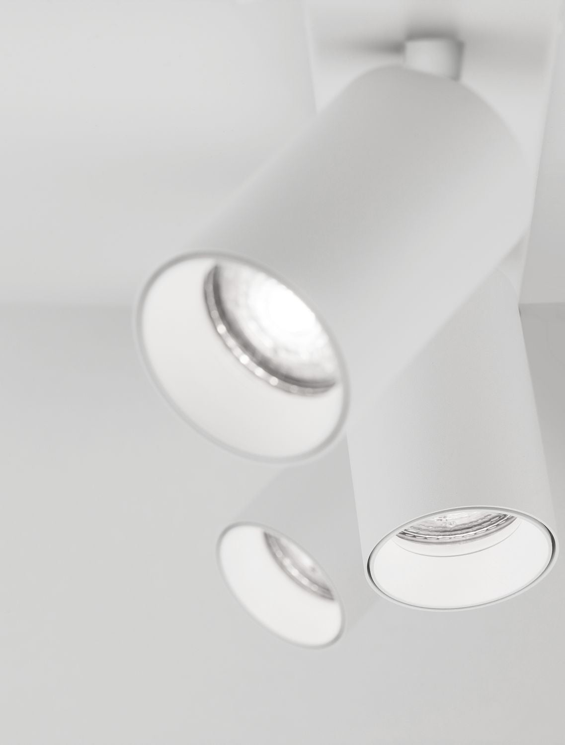 Détail rapproché d'un spot cylindrique blanc et de sa lentille lumineuse