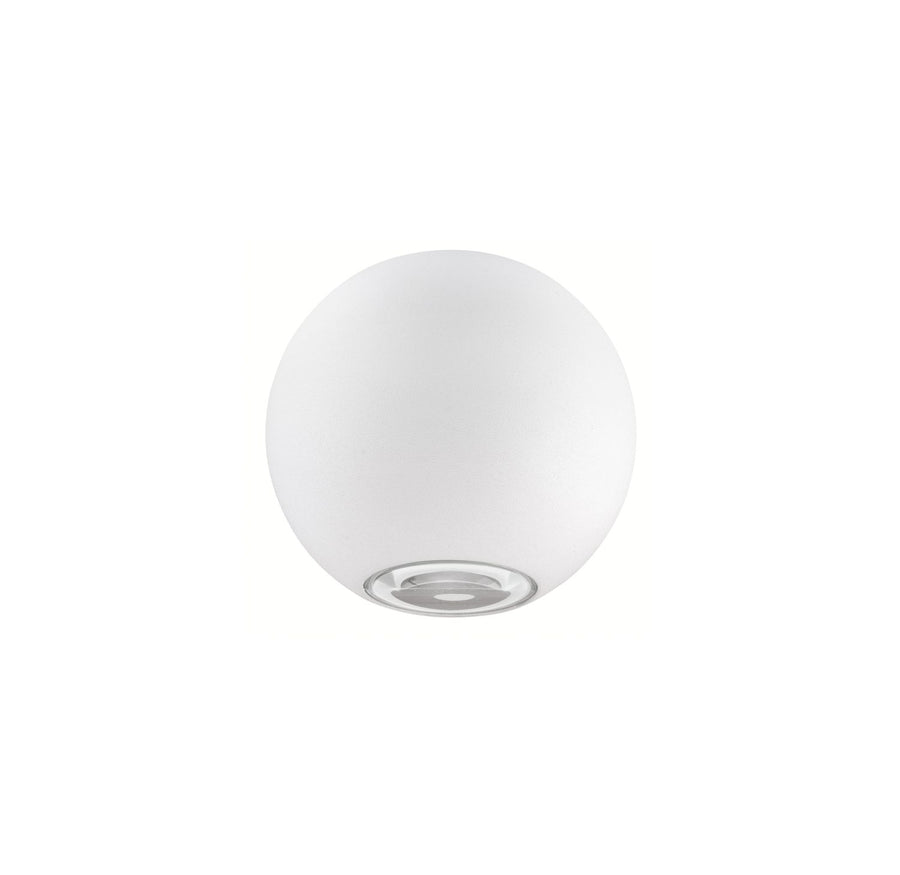 Vue de face du luminaire blanc sphérique en verre opale sur fond blanc
