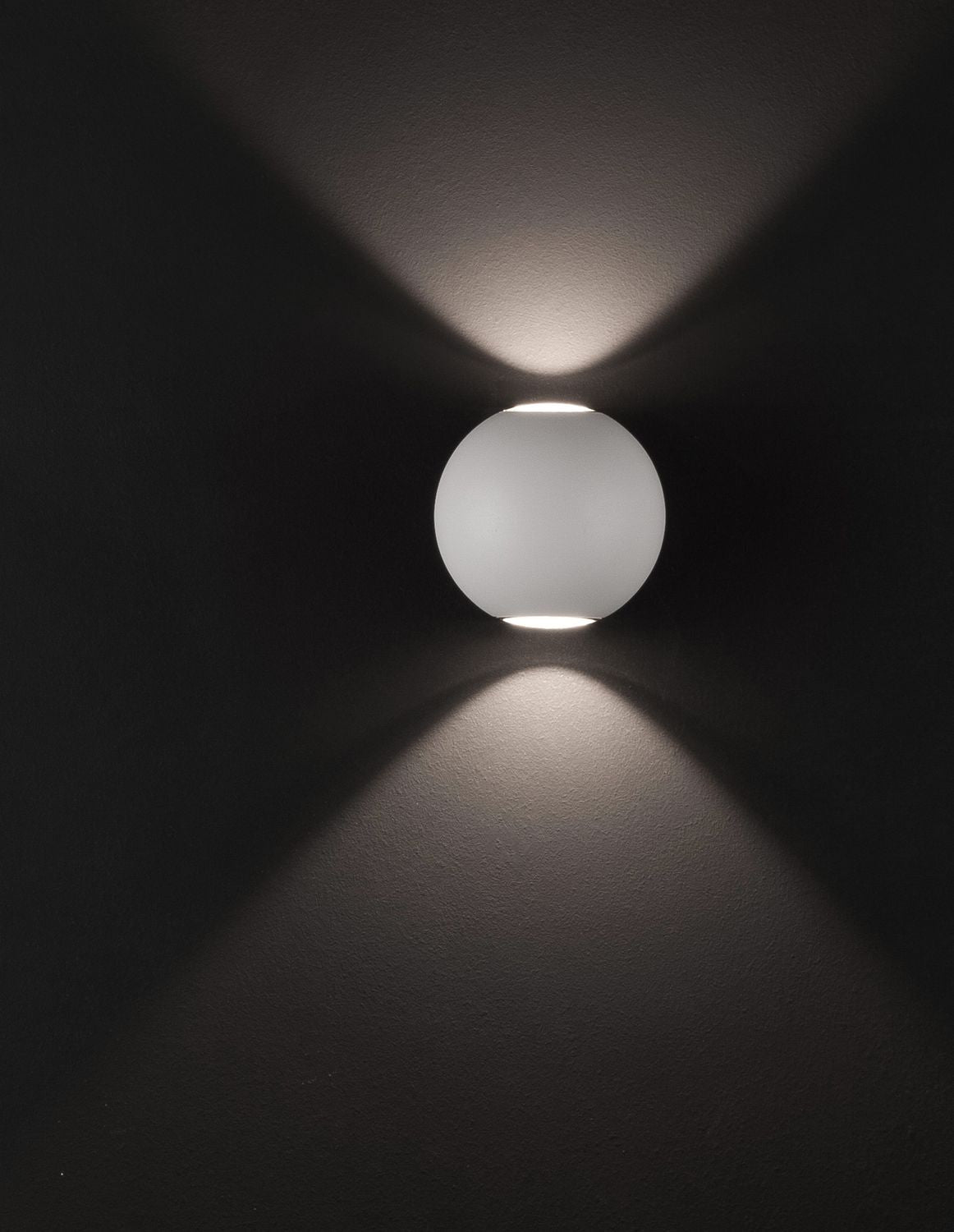 Détail de l'éclairage : halo lumineux diffusé vers le haut et le bas du mur