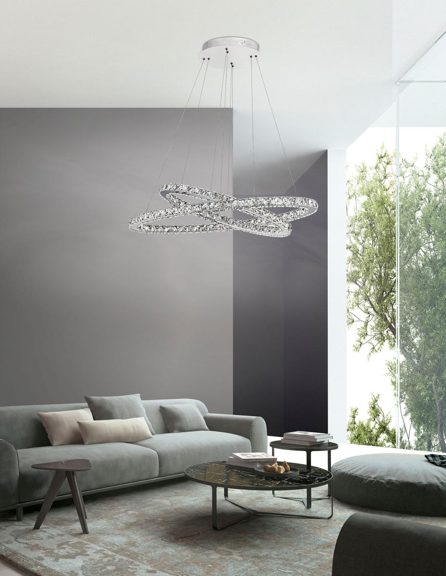 Suspension en cristal installée dans un salon gris clair avec vue sur des arbres