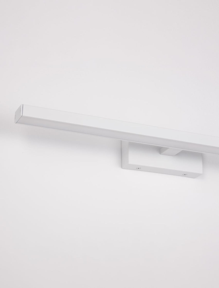 Gros plan sur la platine de fixation et le profil rectangulaire du tube