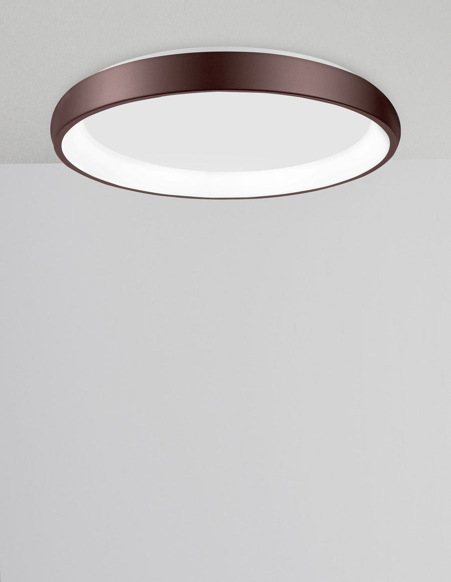 Plafonnier marron vu de dessous, fixé au plafond sur fond clair