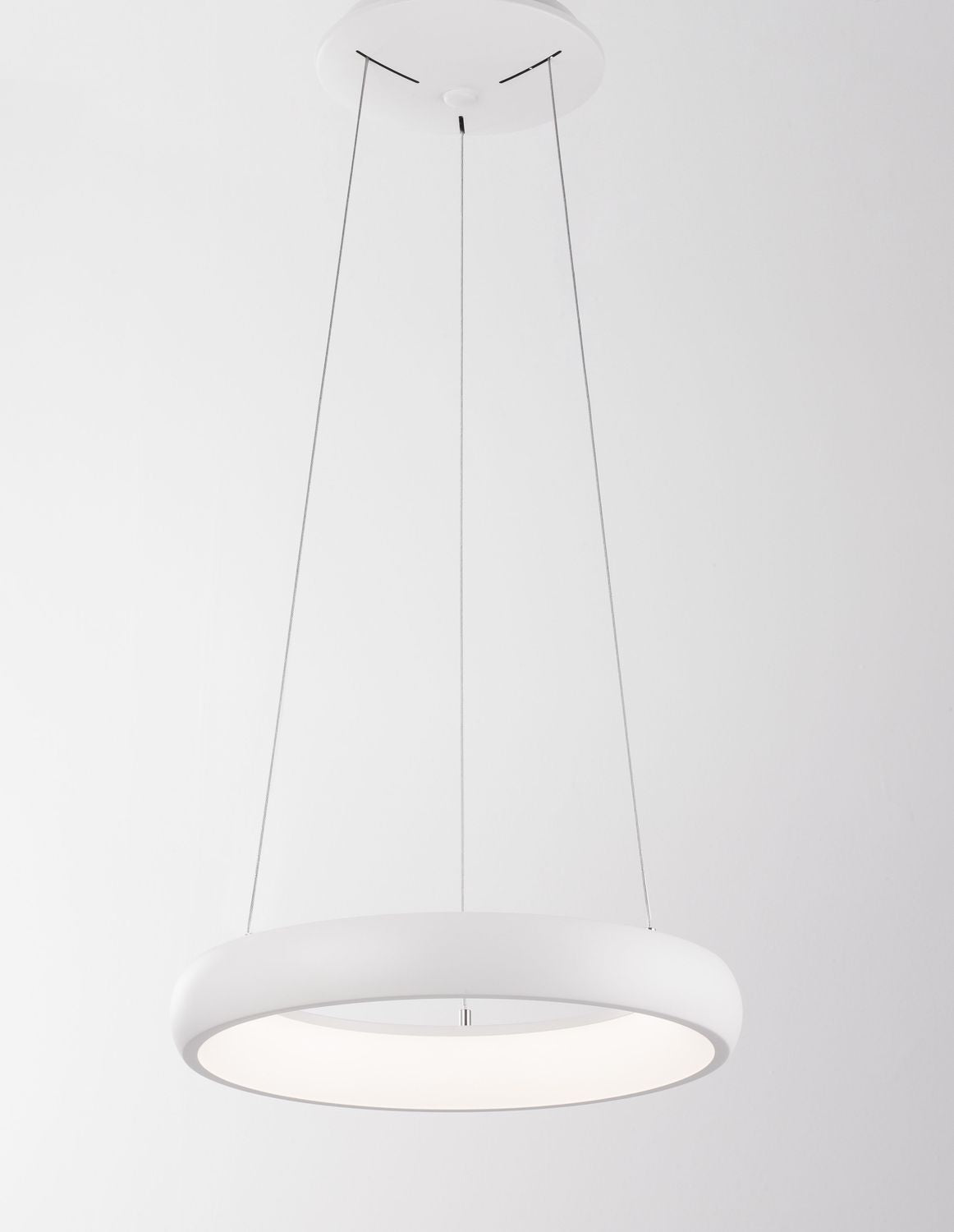 Suspension anneau blanche allumée diffusant une lumière douce vers le bas