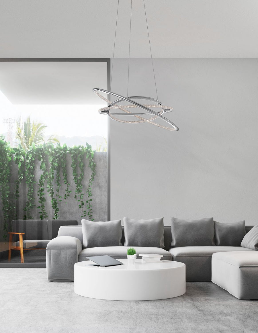 Suspension allumée dans un salon contemporain, au-dessus d'un canapé gris et d'une table basse blanche
