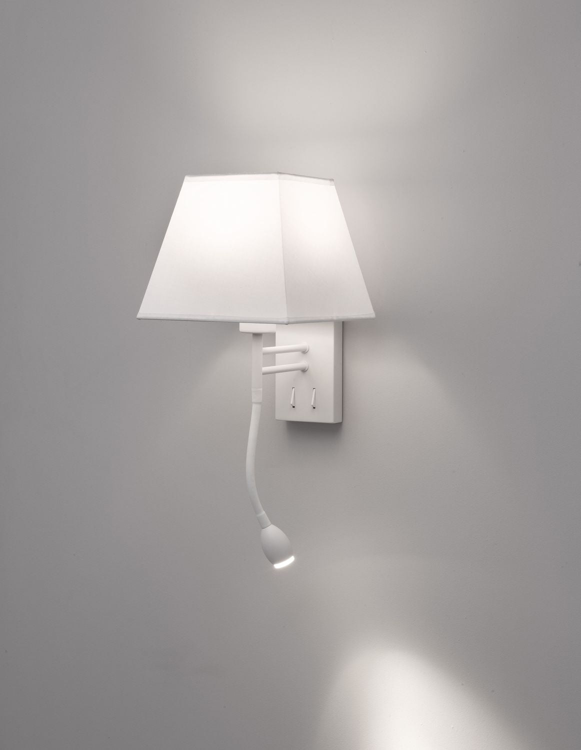 Applique murale blanche allumée, abat-jour en tissu et bras de lecture flexible sur mur gris.