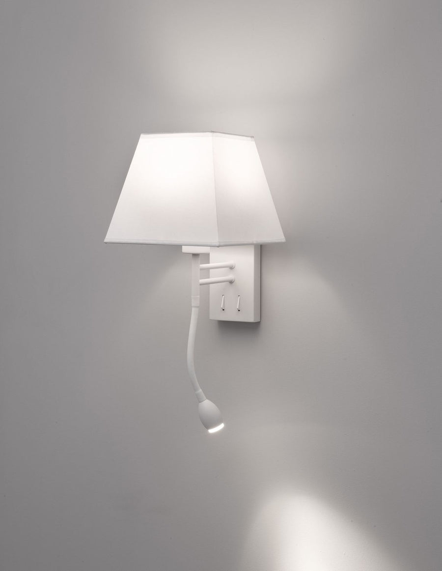 Applique murale blanche allumée, abat-jour en tissu et bras de lecture flexible sur mur gris.