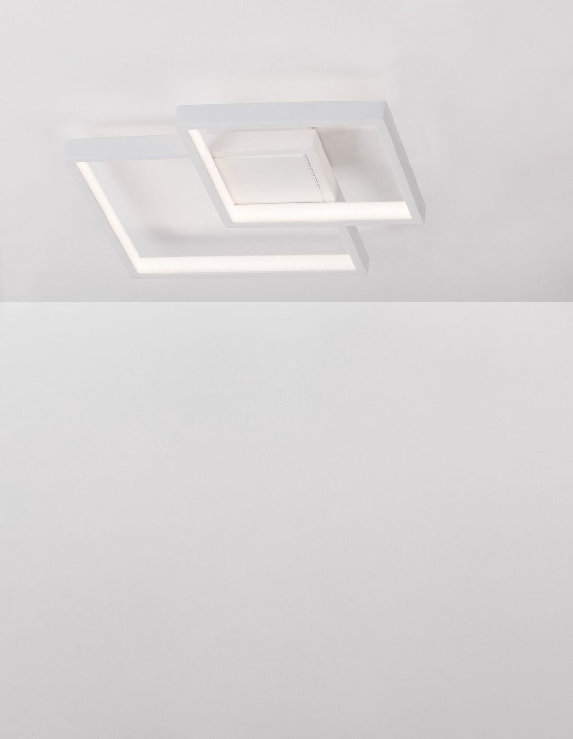 Vue de face depuis le sol, plafonnier allumé projetant une lumière blanche uniforme