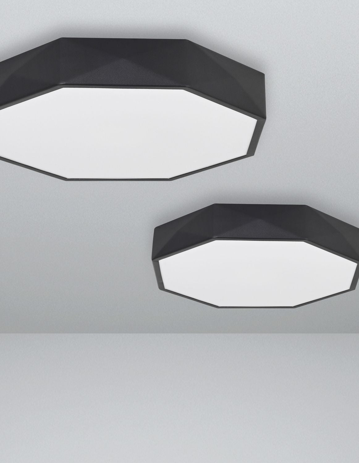 Deux plafonniers de tailles différentes installés côte à côte au plafond