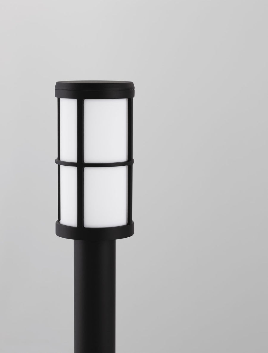 Détail rapproché du haut de la borne, capot et armature quadrillée en métal noir