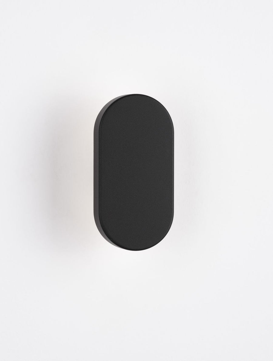 Détail du boîtier noir mat, face avant ovale et finition satinée