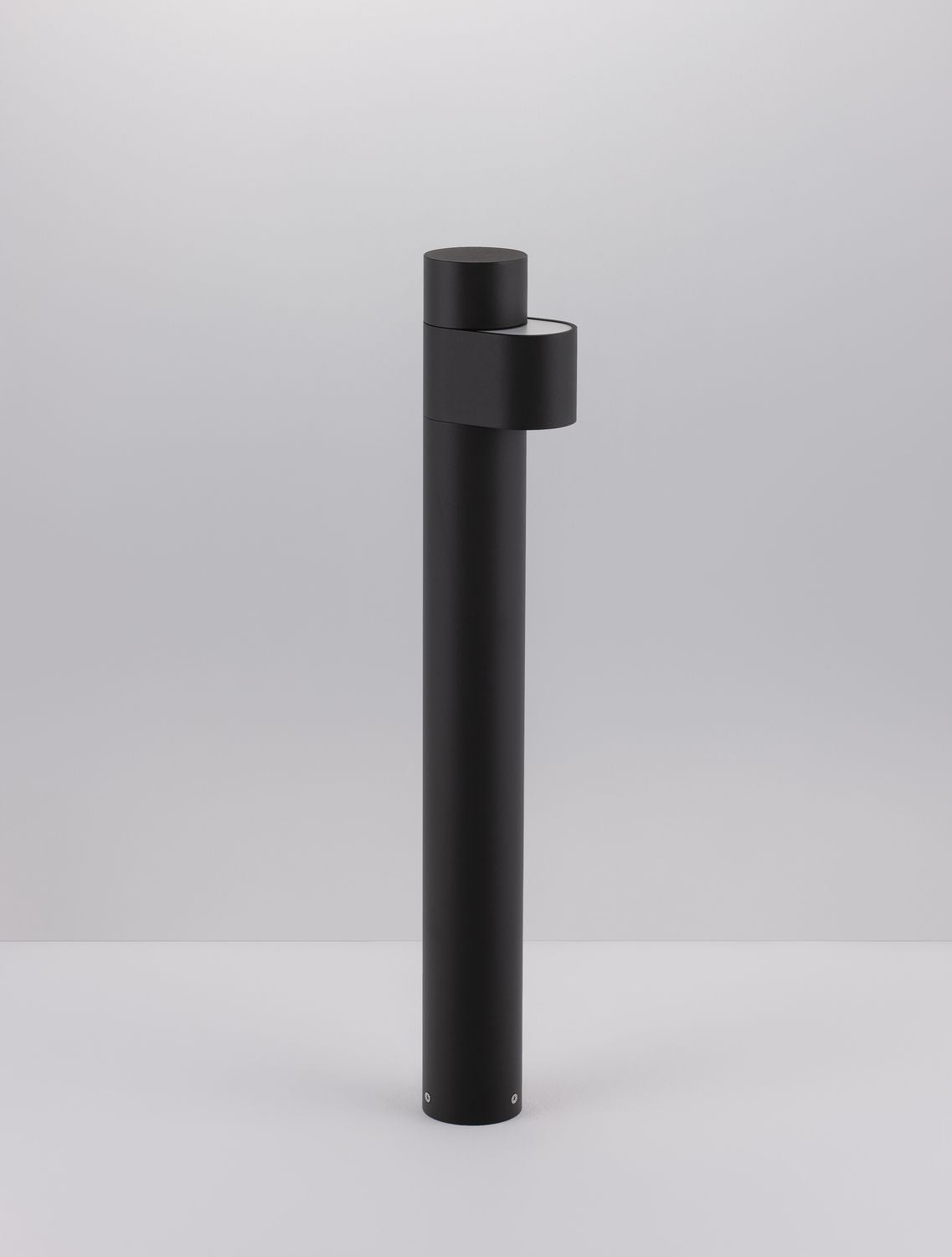 Produit entier en pied, silhouette verticale noire sur fond gris.