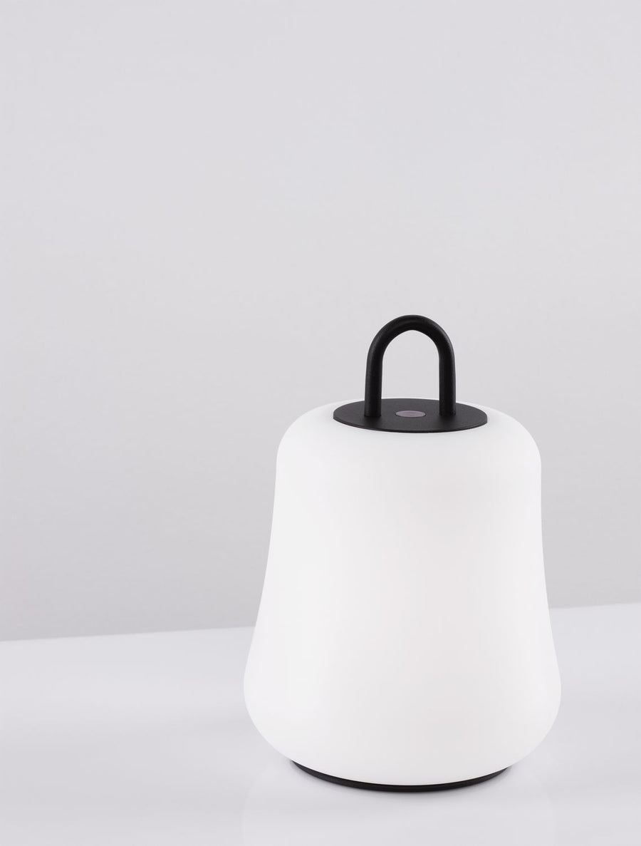 Vue en plongée révélant l'anse noire, le bouton tactile et la base sombre.