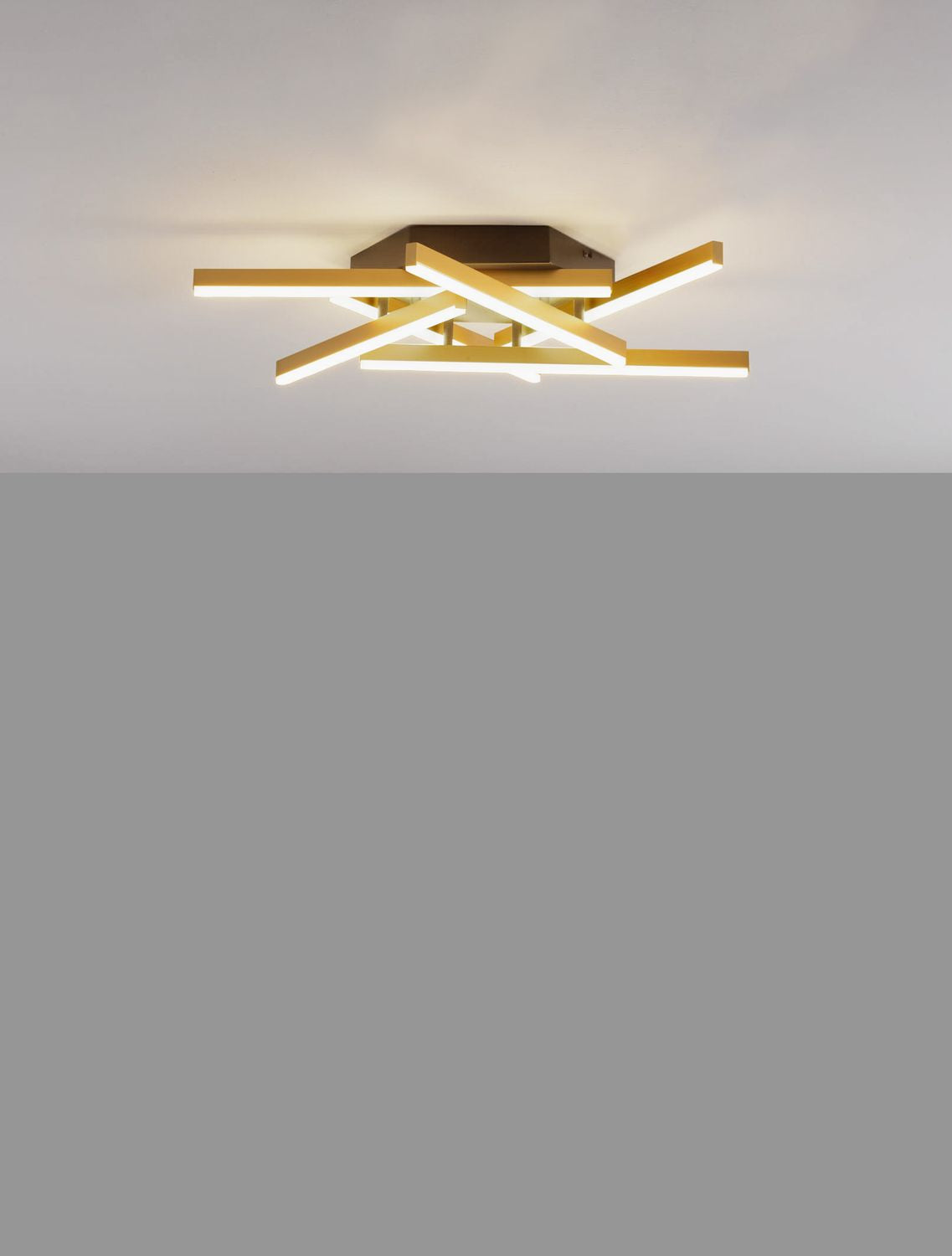 Plafonnier allumé diffusant une lumière chaude sur plafond clair