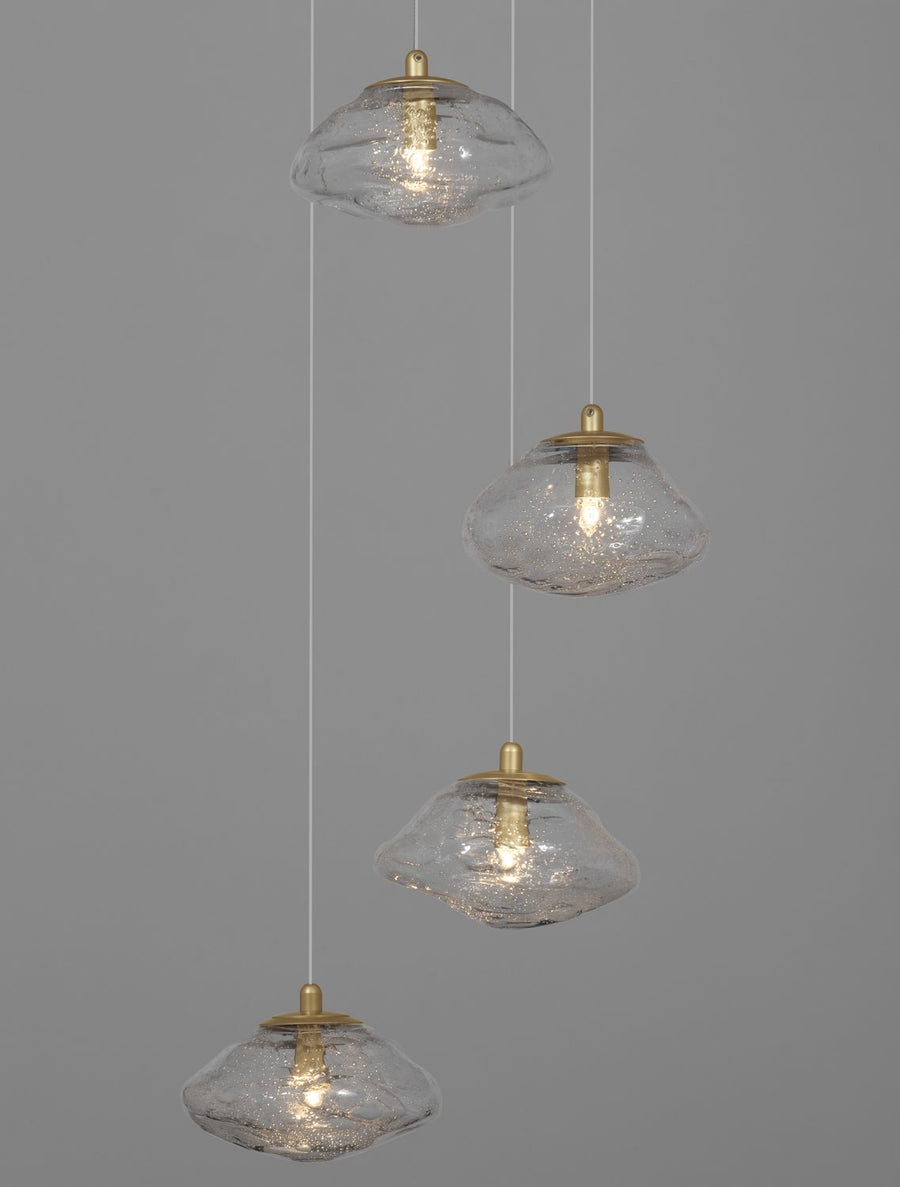 Détail rapproché des diffuseurs de verre bullé éclairés par ampoules dorées.