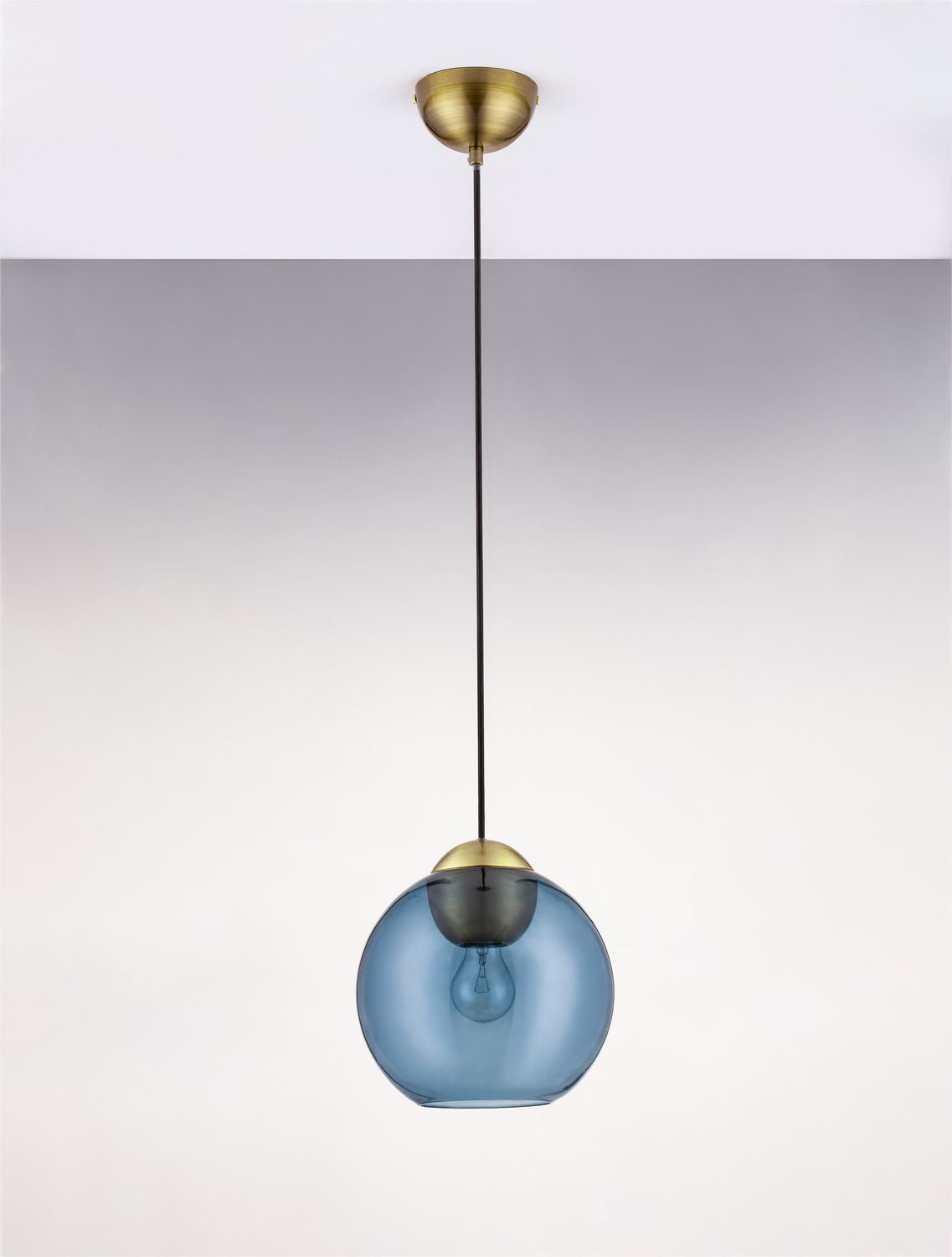 Produit de face sur fond gris dégradé, câble noir et globe bleu transparent