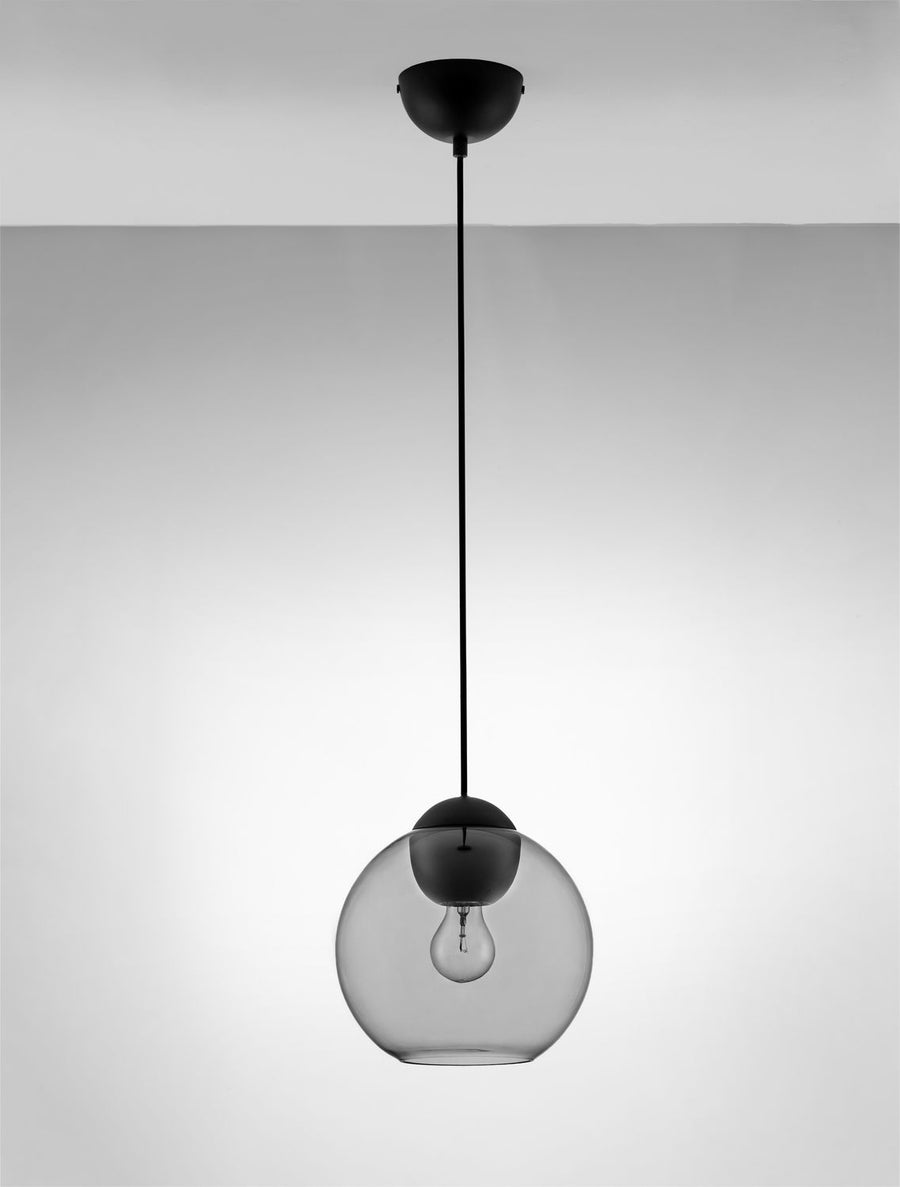 Suspension complète vue de face sur fond gris clair, verre transparent fumé
