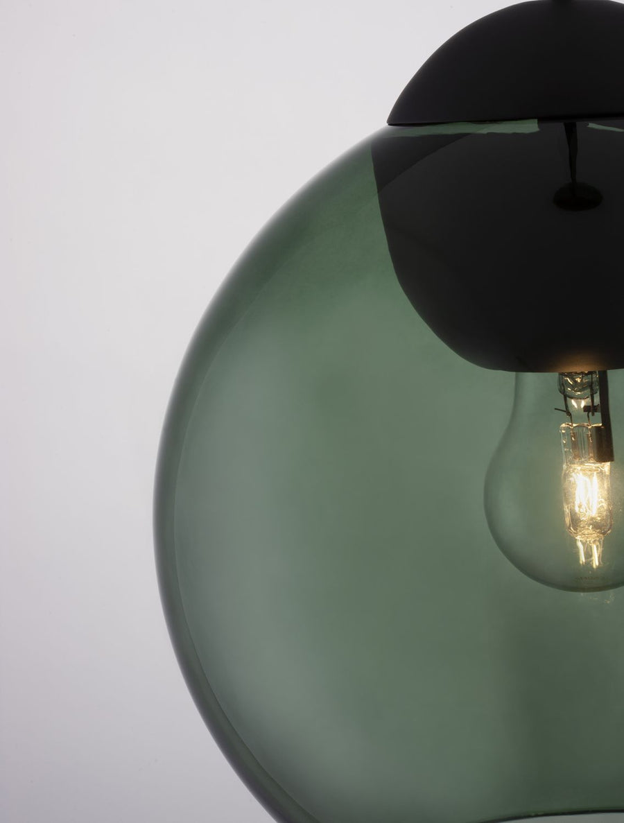 Très gros plan sur le bord du verre teinté et la douille du luminaire