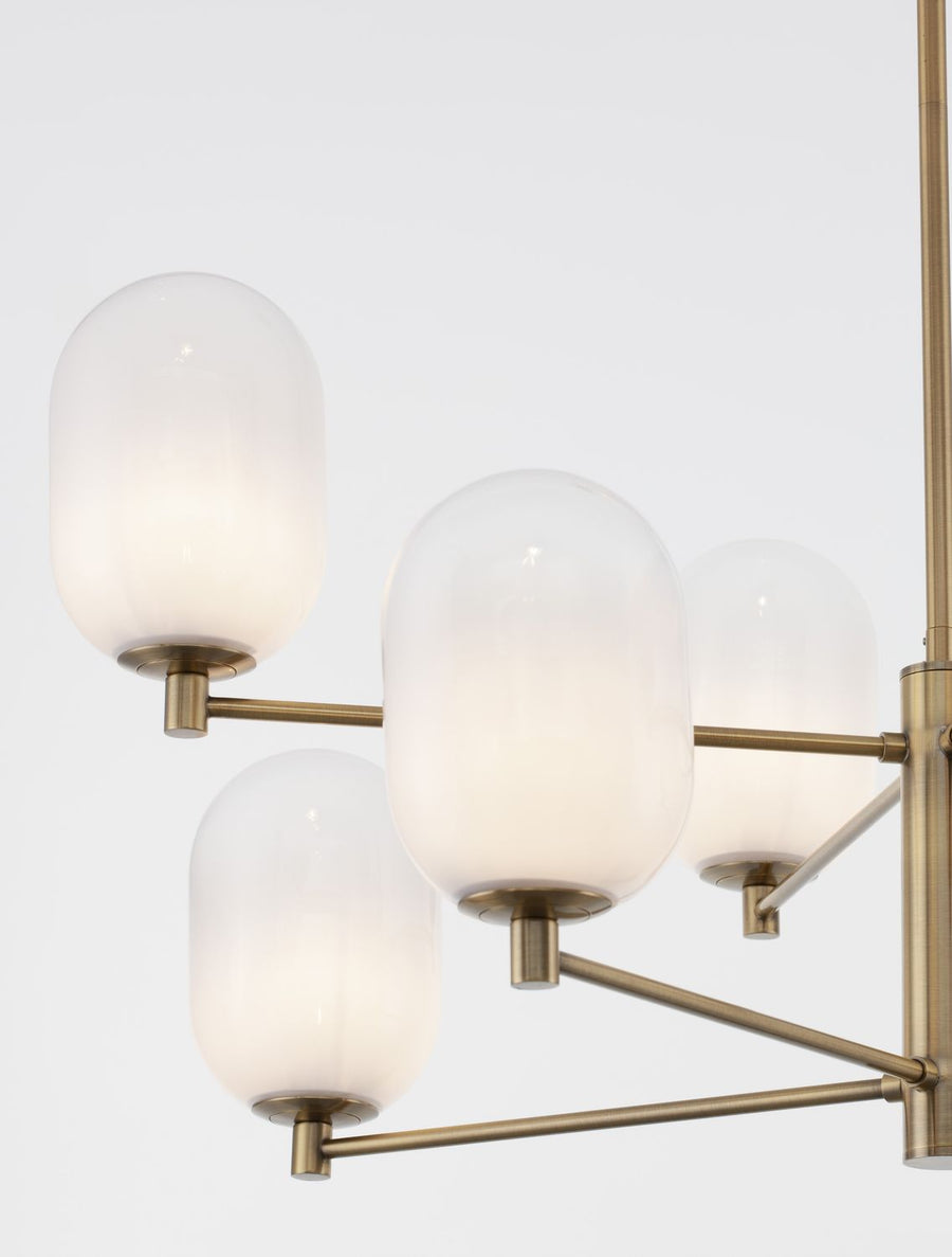 Gros plan sur les globes en verre opalin et leurs douilles dorées