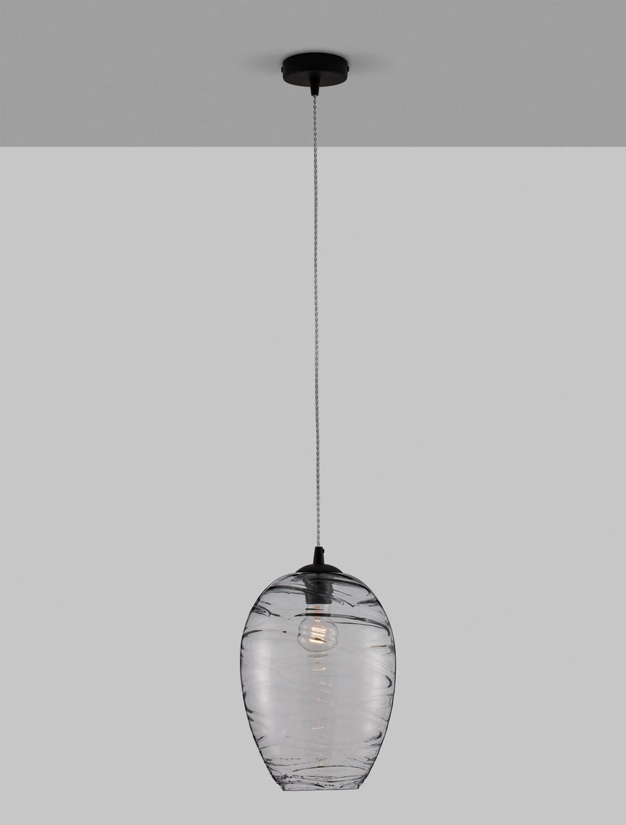 Suspension éclairée de face, ampoule visible à travers le verre transparent ondulé