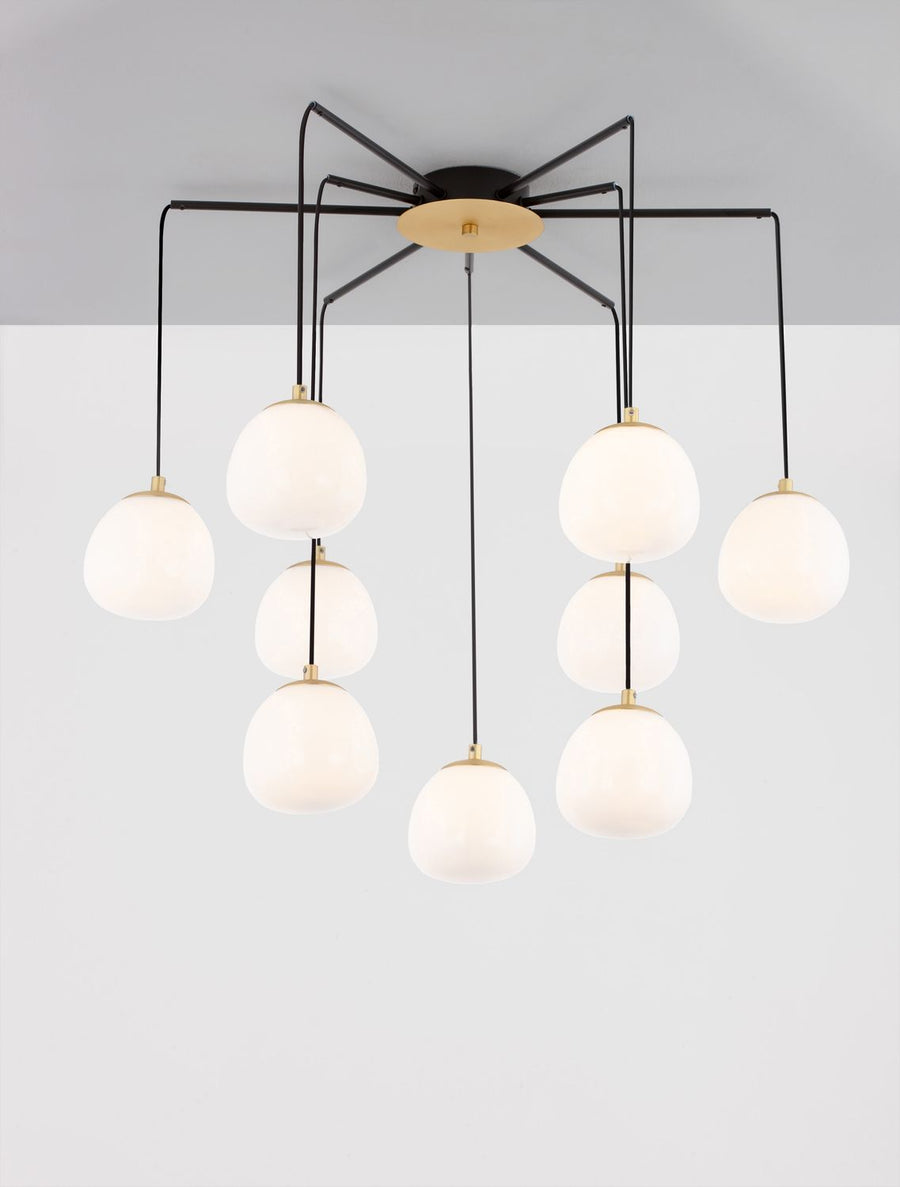 Même luminaire allumé, les globes diffusent une lumière chaude dans la pièce claire.