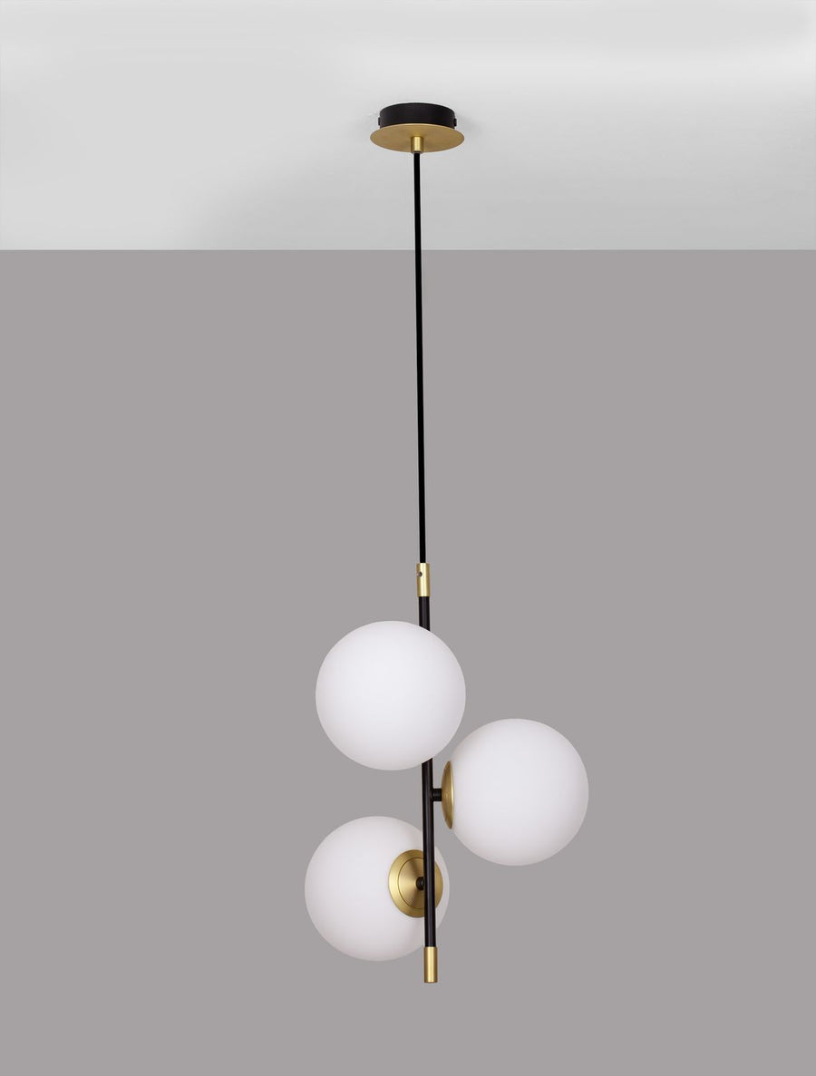 Luminaire entier présenté sur fond gris, plan large vue de face