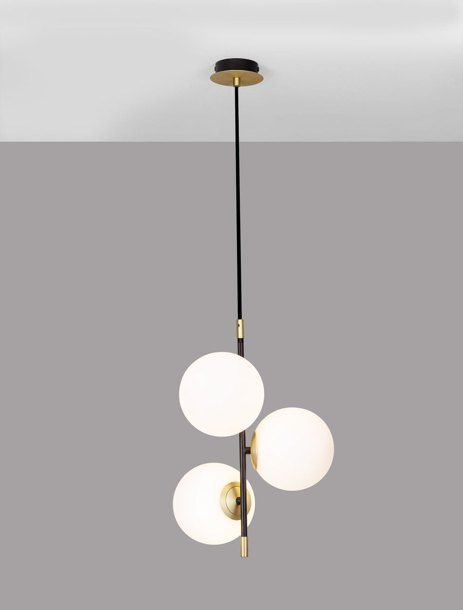 Suspension éteinte sur fond gris, structure fine et globes blancs