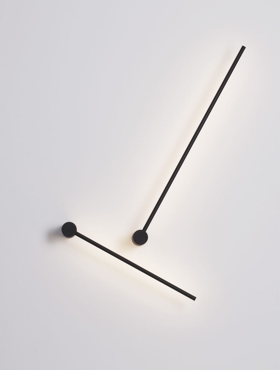 Bras tubulaires orientés différemment, halos muraux chauds, composition graphique minimaliste épurée
