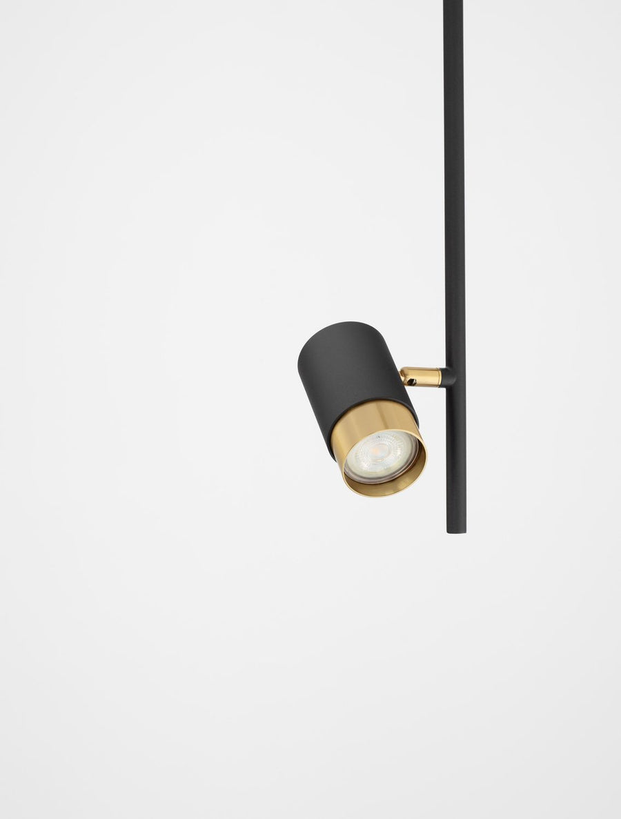 Gros plan sur la tête spot noire et sa bague dorée avec ampoule LED