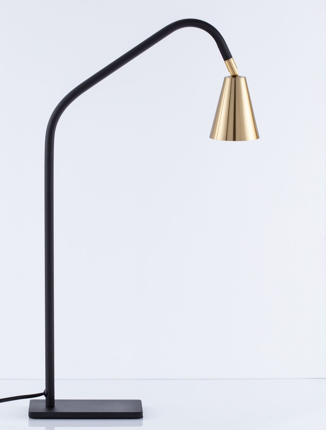 Silhouette complète de la lampe à poser, tige noire courbée et base rectangulaire plate.