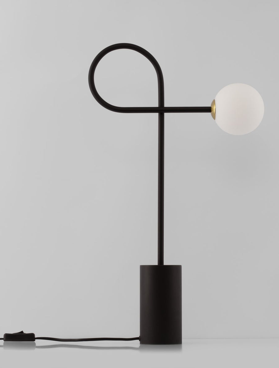 Profil de la lampe éteinte, bras horizontal et câble noir avec interrupteur