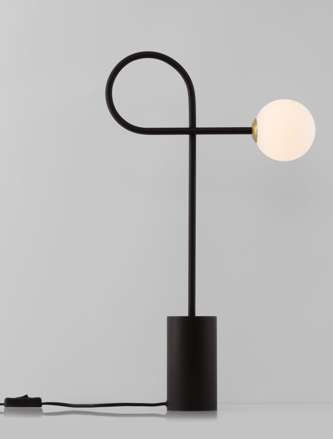 Lampe allumée, halo lumineux diffusé par la boule de verre blanc dépoli